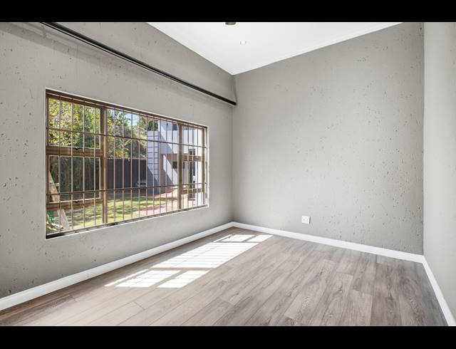 6 BEDROOM HOUSE FOR SALE IN BRYANSTON